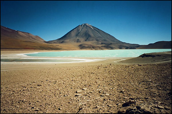 Bolivie : laguna vert fluorescent en face du Licancabur  - Ludovic Coudray