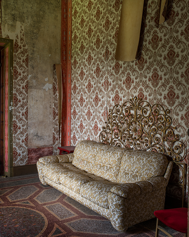 20161013131447_old_sofa_in_a_red_chamber 20161013131447_old_sofa_in_a_red_chamber