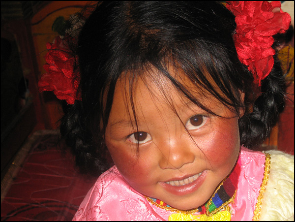 Fillette tibétaine souriant à la vie